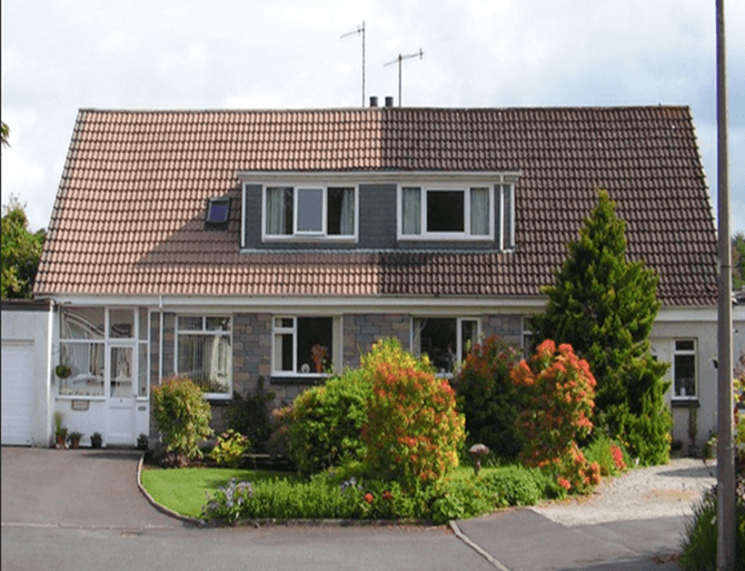 68d95d72a992e_demoussage-toiture-redimensionnee (1)